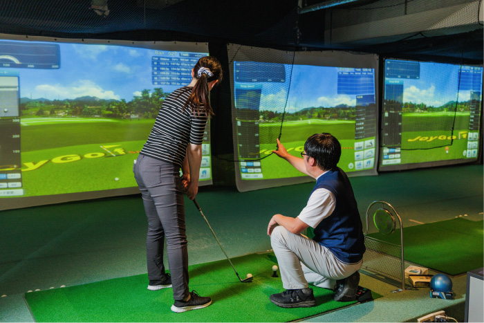 プロのレッスンを受ける女性