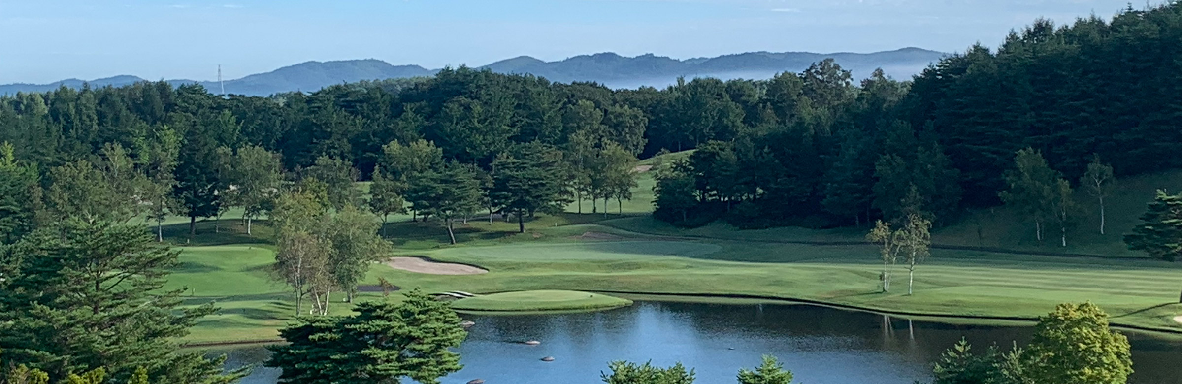 ゴルフコースと池